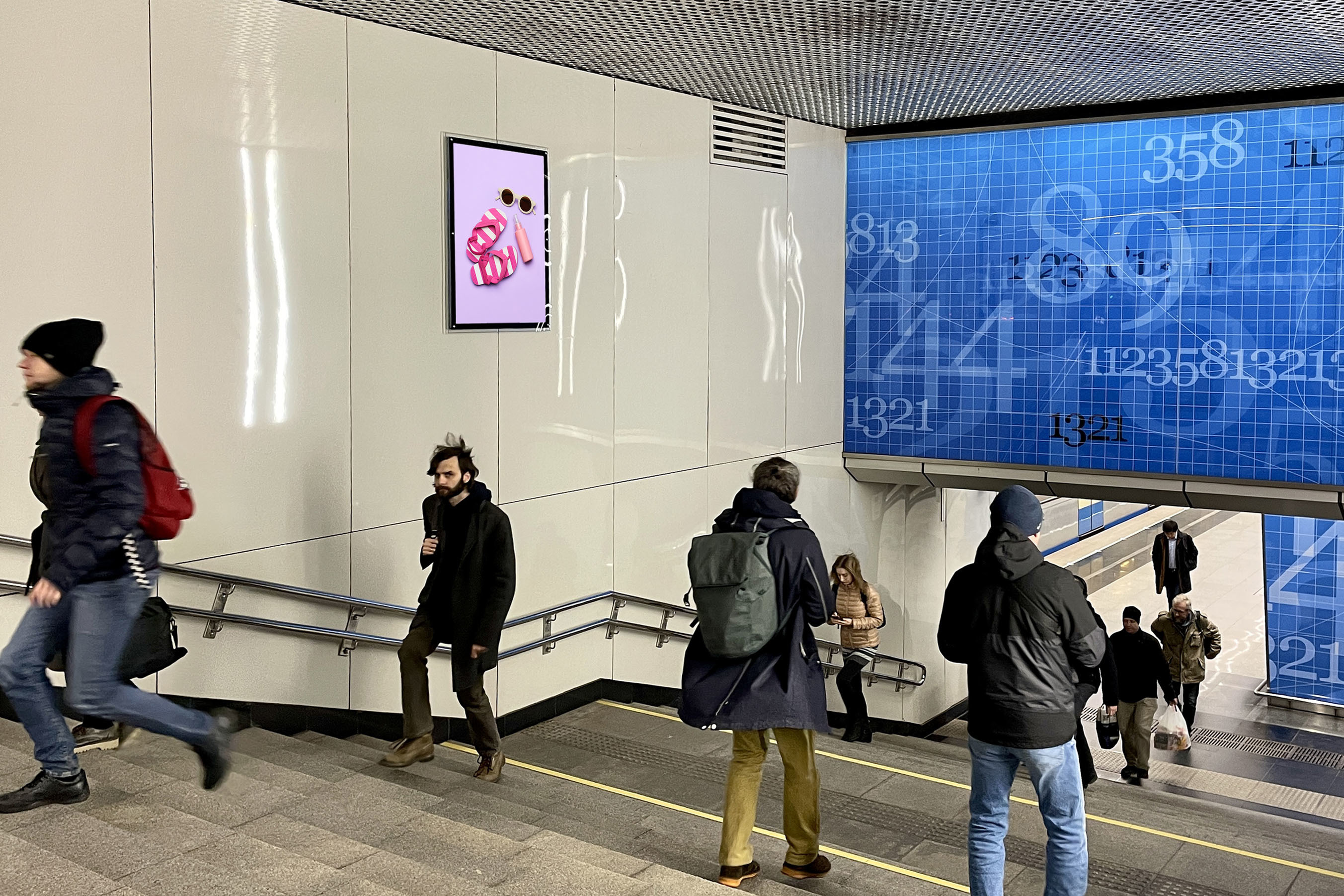 Фотография рекламного носителя, тип: Кристалайт, адрес: Станция метро «Ломоносовский проспект», линия Солнцевская, Москва, Россия. Сторона/вариант №1001903