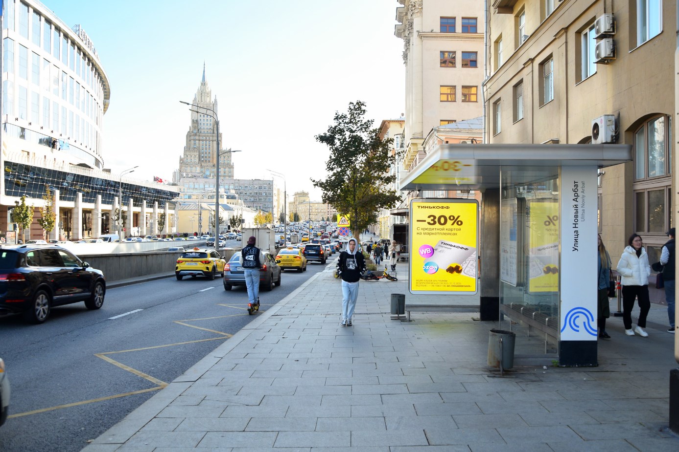 Фотография рекламного носителя, тип: Остановка 1.8x1.2, адрес: Новинский б-р., д.7, Москва, Россия. Сторона А1 №334916