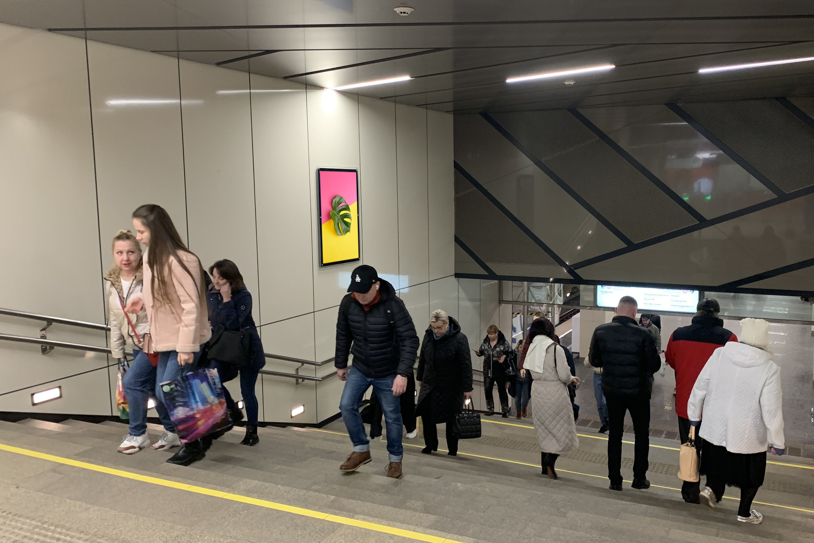 Фотография рекламного носителя, тип: Кристалайт, адрес: Станция метро «Лухмановская», линия Некрасовская, Москва, Россия. Сторона/вариант A №1055314