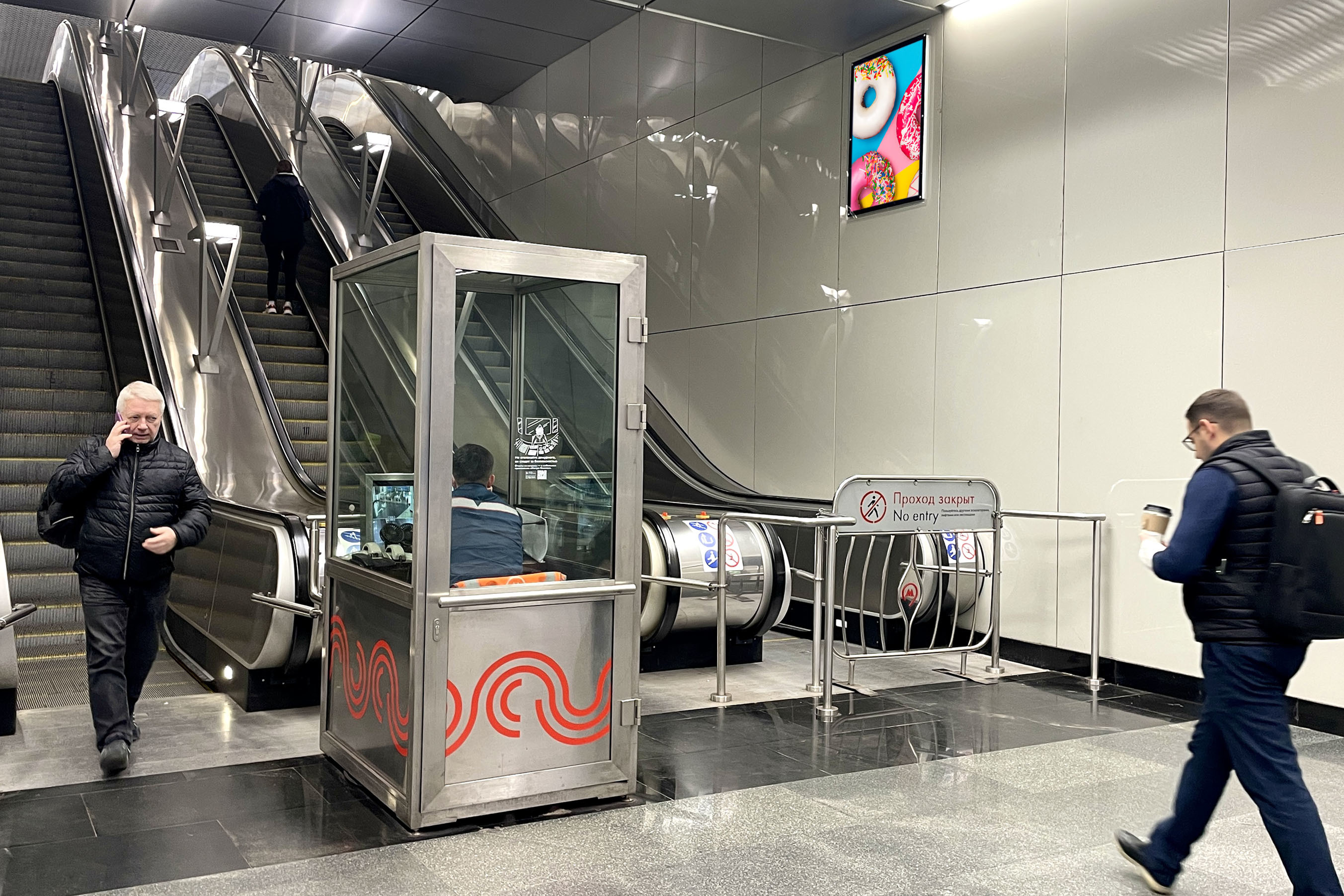 Фотография рекламного носителя, тип: Кристалайт, адрес: Станция метро «Ломоносовский проспект», линия Солнцевская, Москва, Россия. Сторона/вариант №1001902