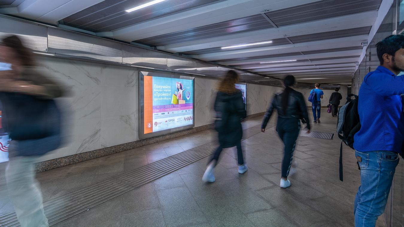 Фотография рекламного носителя, тип: Лайтбокс, адрес: Станция метро «Крылатское», линия Арбатско-Покровская, Москва, Россия. Сторона/вариант 8 №822179