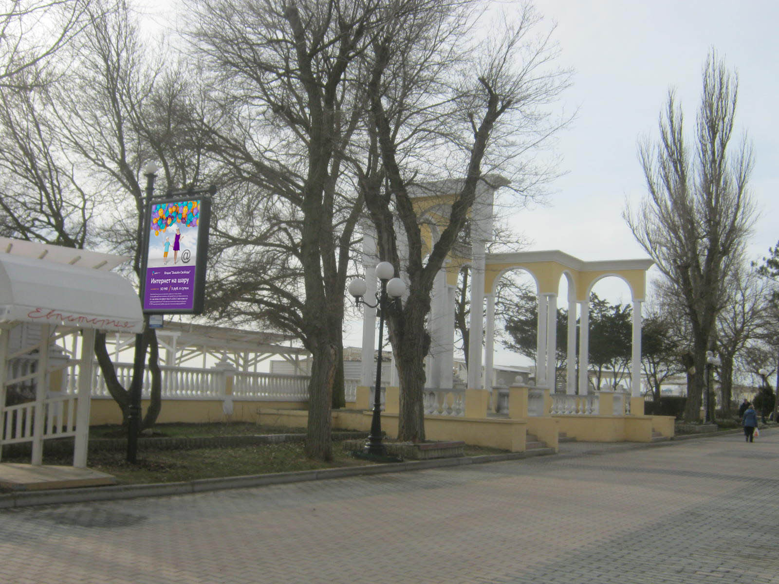 Фотография рекламного носителя, тип: Панель-кронштейн, адрес: Горького ул. Х Гоголя ул., дача Казаса "Ривьера", Евпатория, Республика Крым, Россия. Сторона B №413270