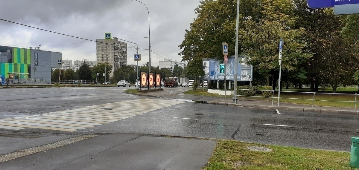 Фотография рекламного носителя, тип: Афиша 1.75x1.8, адрес: Чертановская ул., д.8, корп.1 ост. "Спортивная школа", стенд 3, Москва, Россия. Сторона А2 №883872