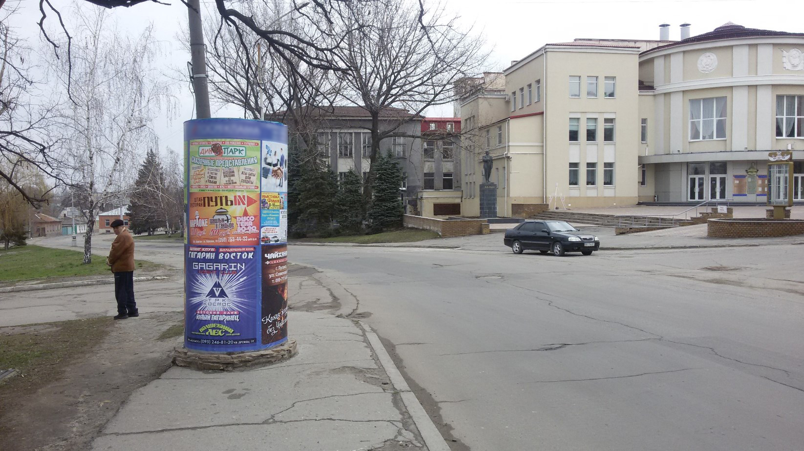 Фотография рекламного носителя, тип: Нестандартный ситиформат, адрес: Октябрьская ул., д.56, Луганск, Луганская область, Россия. Сторона А3 №1324441