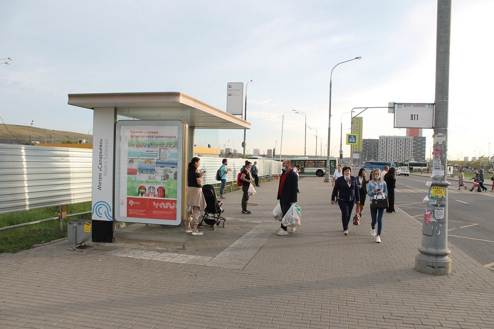 Фотография рекламного носителя, тип: Остановка 1.8x1.2, адрес: Саларьевская ул. - ост. "м. "Саларьево", поз.1, Москва, Россия. Сторона Б №950618