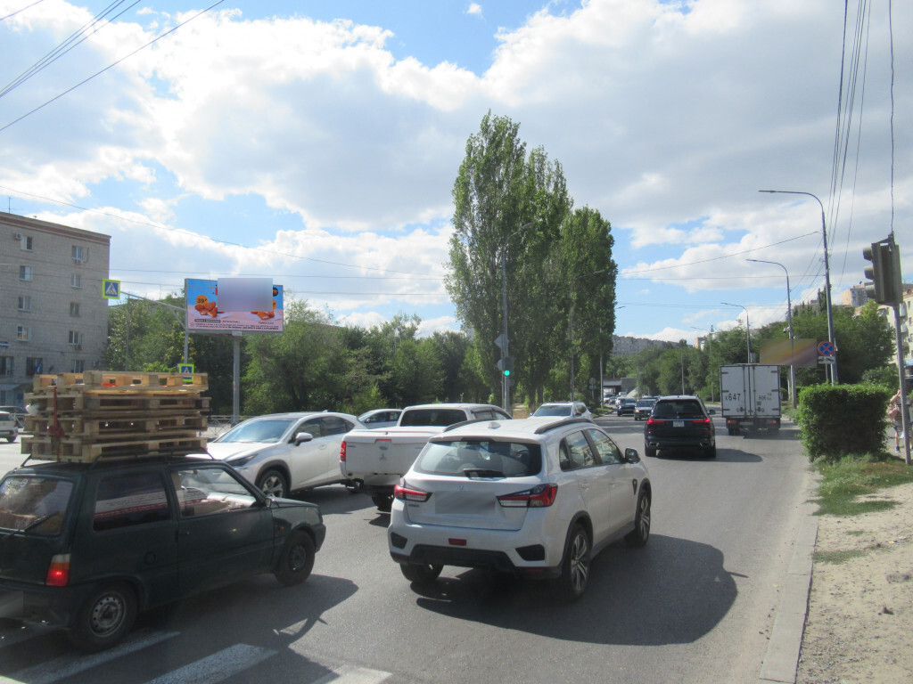 Фотография рекламного носителя, тип: Билборд 3x6, адрес: Коммунистическая ул. Х 7-я Гвардейская ул., Волгоград, Волгоградская область, Россия. Сторона Б1 №1000650