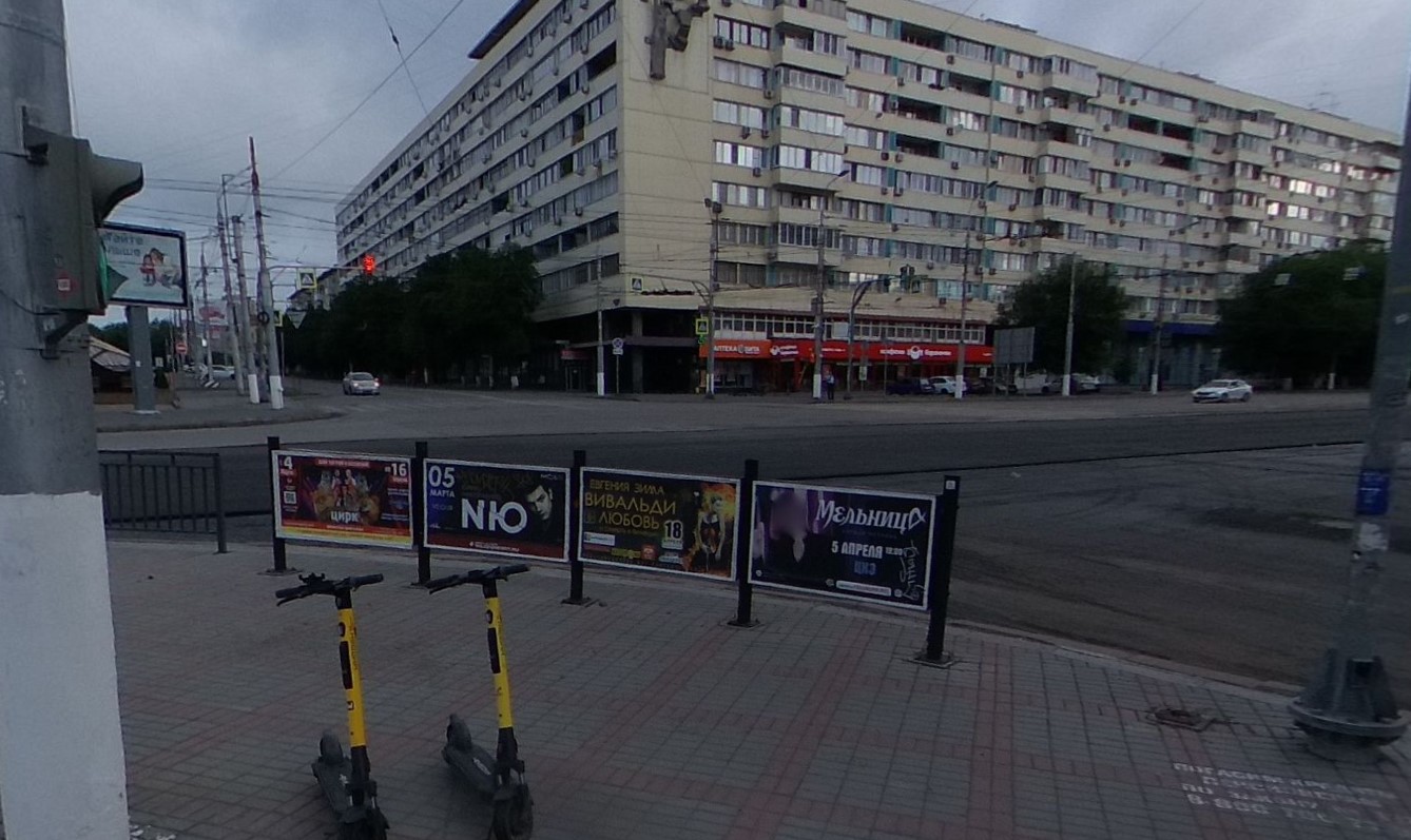 Фотография рекламного носителя, тип: Дорожное ограждение, адрес: Ленина пр-т. X Краснознаменская ул., Волгоград, Волгоградская область, Россия. Сторона B3 №1072408