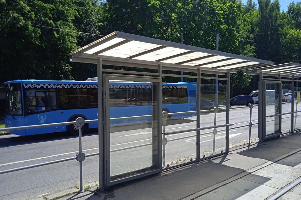 Фотография рекламного носителя, тип: Остановка 1.8x1.2, адрес: Чертановская ул., д.53, корп.1, ост. Чертановская улица, 53, в центр, поз.2, Москва, Россия. Сторона Б №1012631