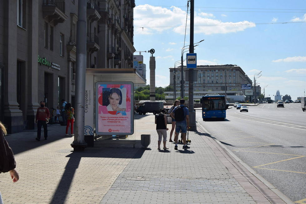 Фотография рекламного носителя, тип: Остановка 1.8x1.2, адрес: Кутузовский пр-т., д.35, поз.1, Москва, Россия. Сторона Б №580060