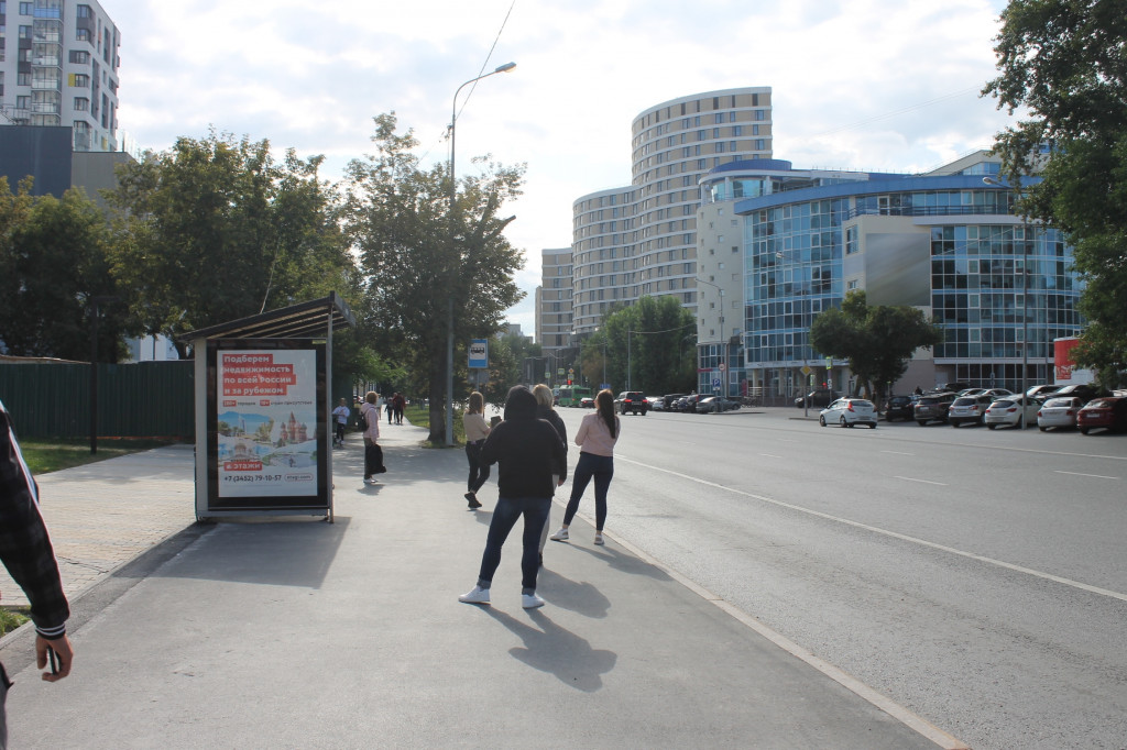 Фотография рекламного носителя, тип: Остановка 1.8x1.2, адрес: Профсоюзная ул., ост."Даудельная", Тюмень, Тюменская область, Россия. Сторона А №870245