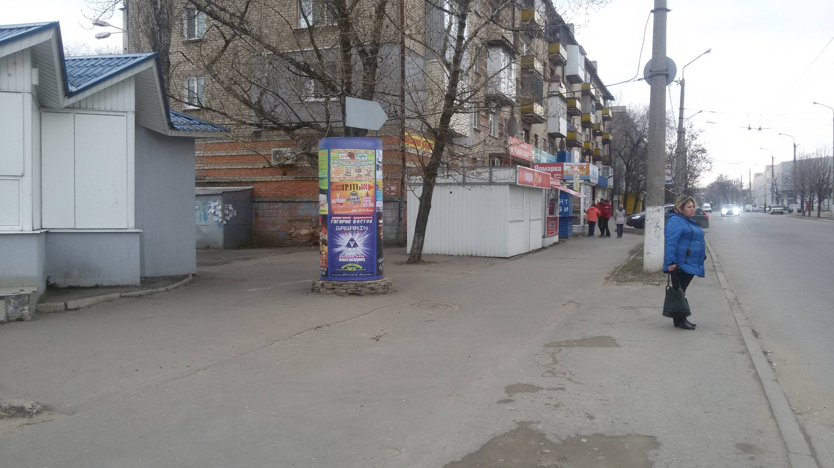 Фотография рекламного носителя, тип: Нестандартный ситиформат, адрес: Шевченко квартал, д.6а, Луганск, Луганская область, Россия. Сторона А2 №1324445