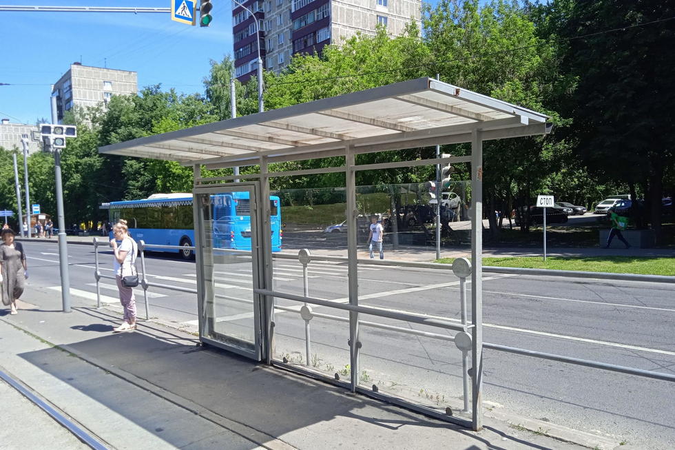 Фотография рекламного носителя, тип: Остановка 1.8x1.2, адрес: Чертановская ул., д.53, корп.1, ост. Чертановская улица, 53, в центр, поз.2, Москва, Россия. Сторона А №1012630