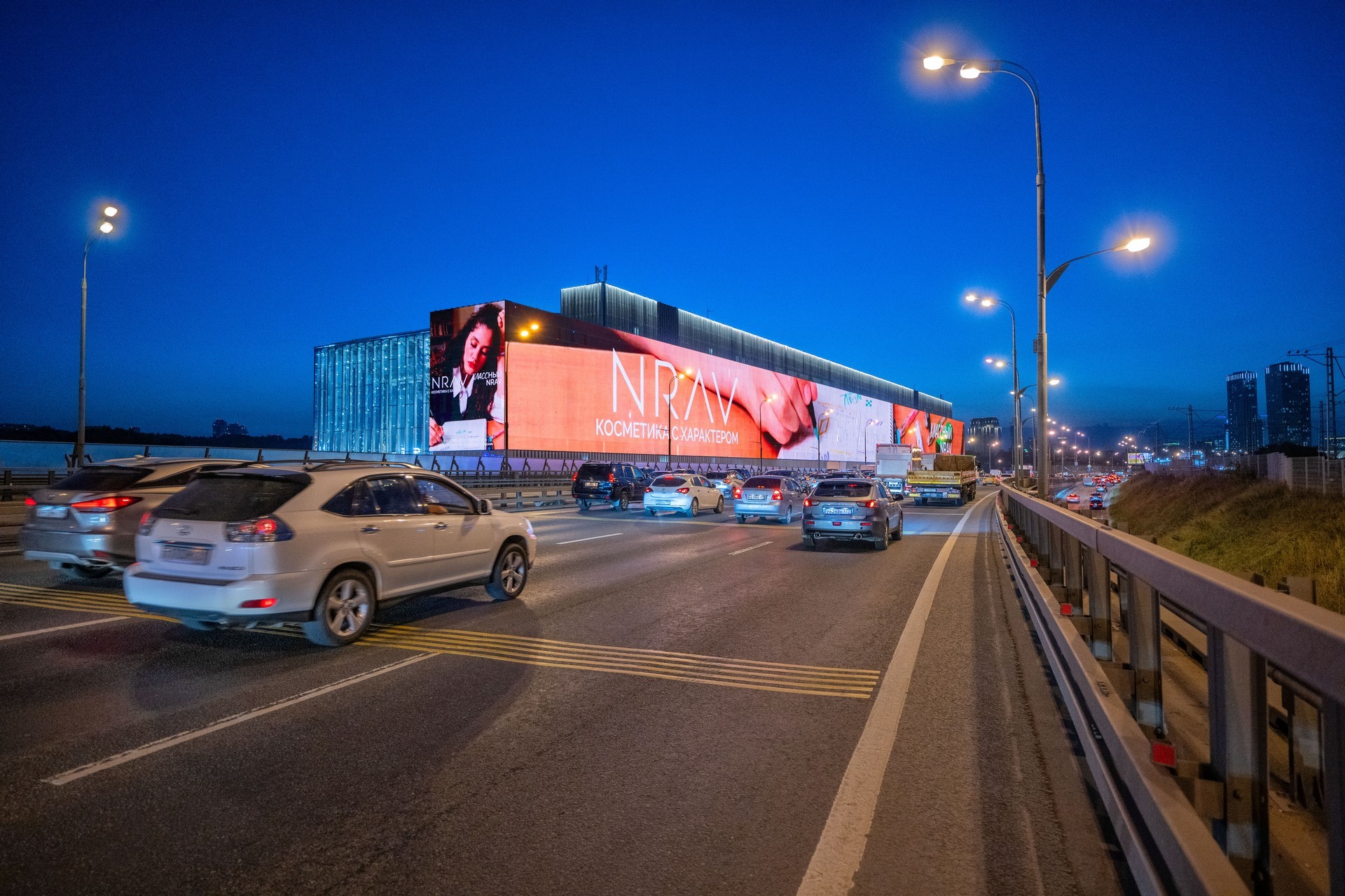 Фотография рекламного носителя, тип: Медиафасад, адрес: Новолужнецкий пр-д.13, Москва, Россия. Сторона А2 №1081101