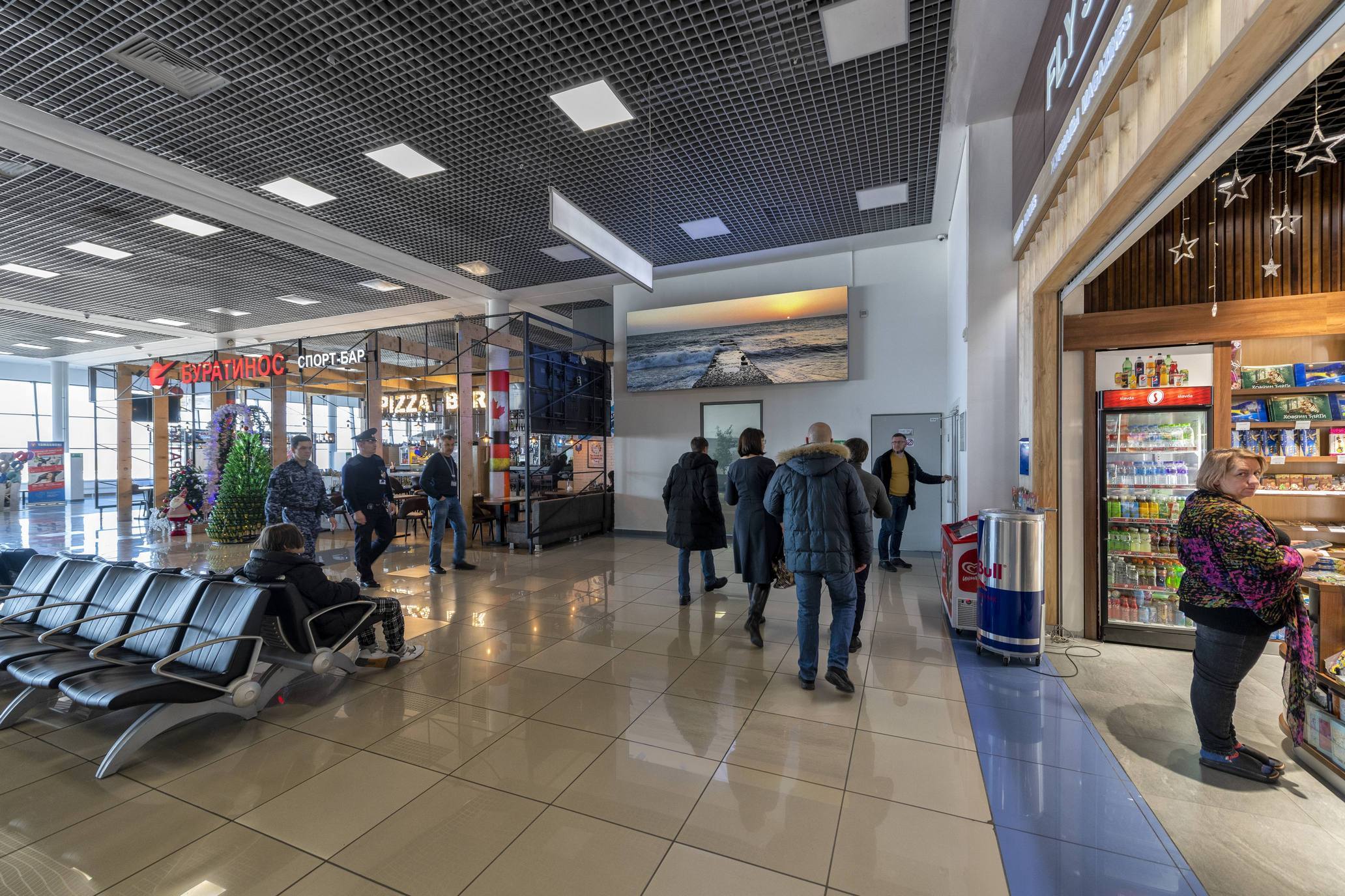 Фотография рекламного носителя, тип: Лайтбокс, адрес: Аэропорт «Международный аэропорт имени В.К. Арсеньева», Владимира Сайбеля ул., д.45, Владивосток, Приморский край, Россия. Сторона/вариант №1042372