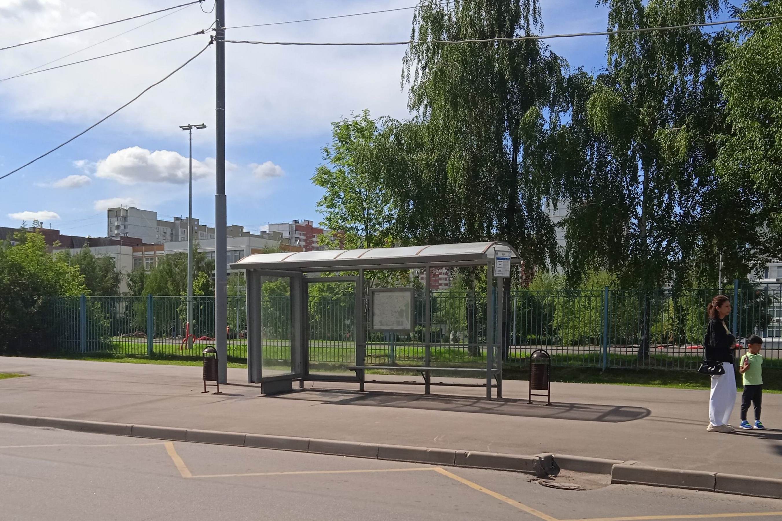 Фотография рекламного носителя, тип: Остановка 1.8x1.2, адрес: Салтыковская ул., ост. "Лицей", поз.1, Москва, Россия. Сторона А2 №933627