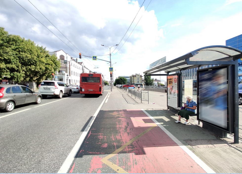 Фотография рекламного носителя, тип: Остановка 1.8x1.2, адрес: Московская ул., д.2, Казань, Республика Татарстан, Россия. Сторона А №992909