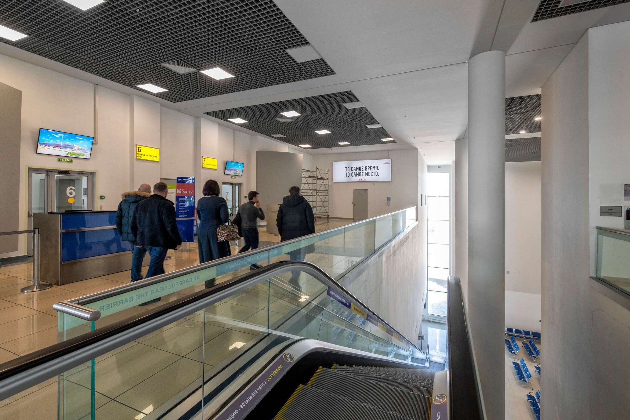 Фотография рекламного носителя, тип: Лайтбокс, адрес: Аэропорт «Международный аэропорт имени В.К. Арсеньева», Владимира Сайбеля ул., д.45, Владивосток, Приморский край, Россия. Сторона/вариант №1042374