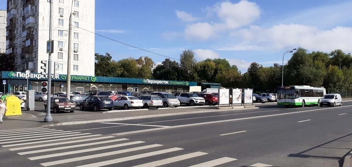 Фотография рекламного носителя, тип: Афиша 1.75x1.8, адрес: Хачатуряна ул., д.12, стенд 2, Москва, Россия. Сторона А1 №887505