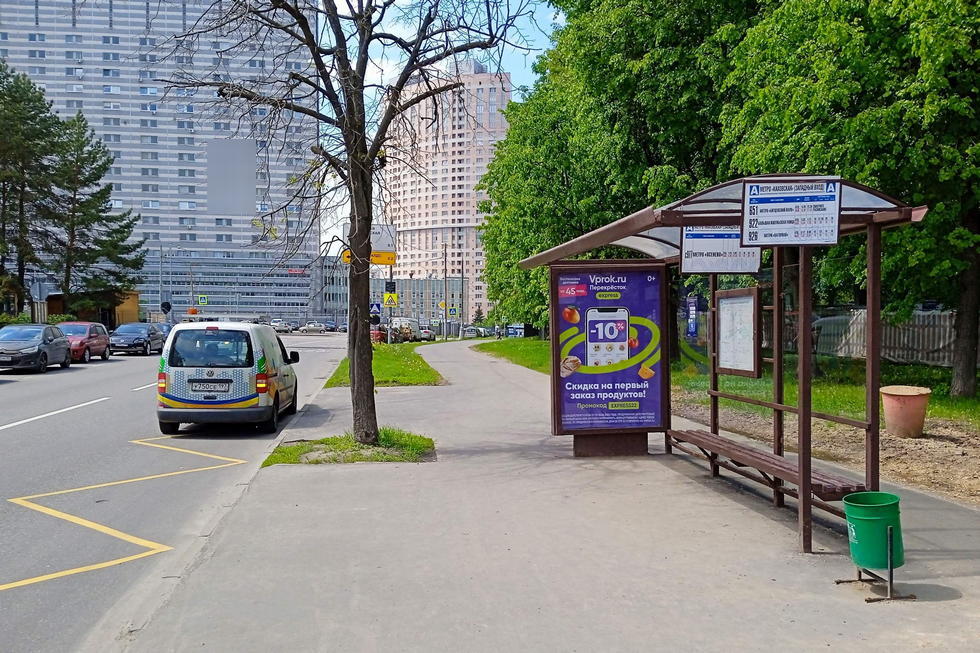 Фотография рекламного носителя, тип: Остановка 1.8x1.2, адрес: Юшуньская Малая ул., Москва, Россия. Сторона A №314558