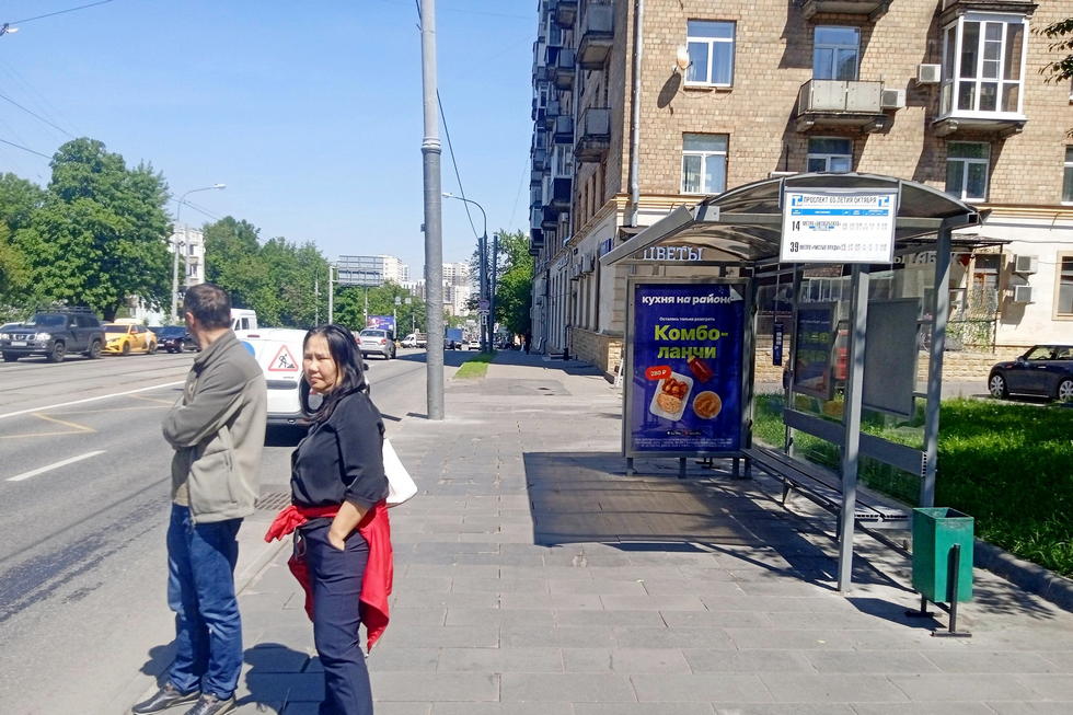 Фотография рекламного носителя, тип: Остановка 1.8x1.2, адрес: Вавилова ул., ост. "60-летия Октября пр-т", Москва, Россия. Сторона А №956390