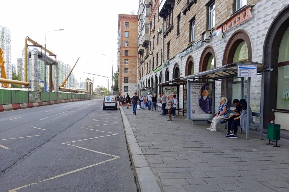 Фотография рекламного носителя, тип: Остановка 1.8x1.2, адрес: Дмитрия Ульянова ул., д.24/1, ост. метро "Академическая", поз.1, Москва, Россия. Сторона А №996334