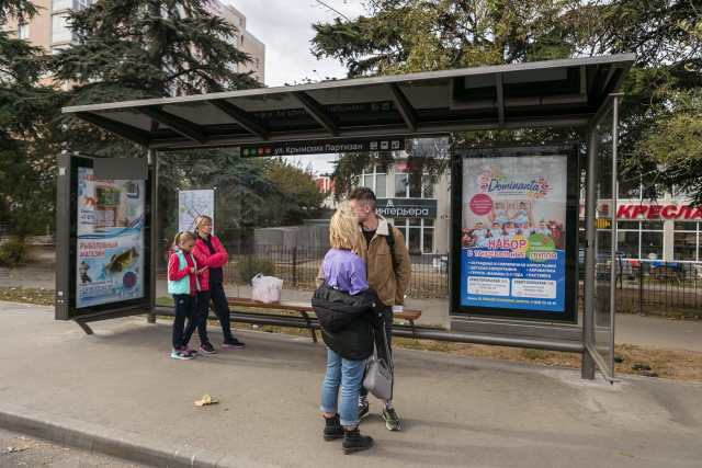 Фотография рекламного носителя, тип: Остановка 1.8x1.2, адрес: Севастопольская ул., ост. "ул. Крымских Партизан", поз.2, Симферополь, Республика Крым, Россия. Сторона A1 №796543