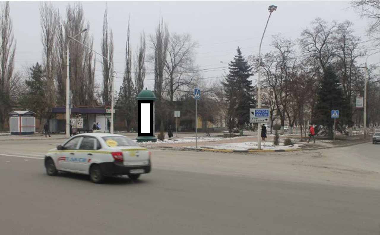 Фотография рекламного носителя, тип: Пиллар 3x1.4, адрес: Ермака пр-т., Троицкая пл., Новочеркасск, Ростовская область, Россия. Сторона А №1093376