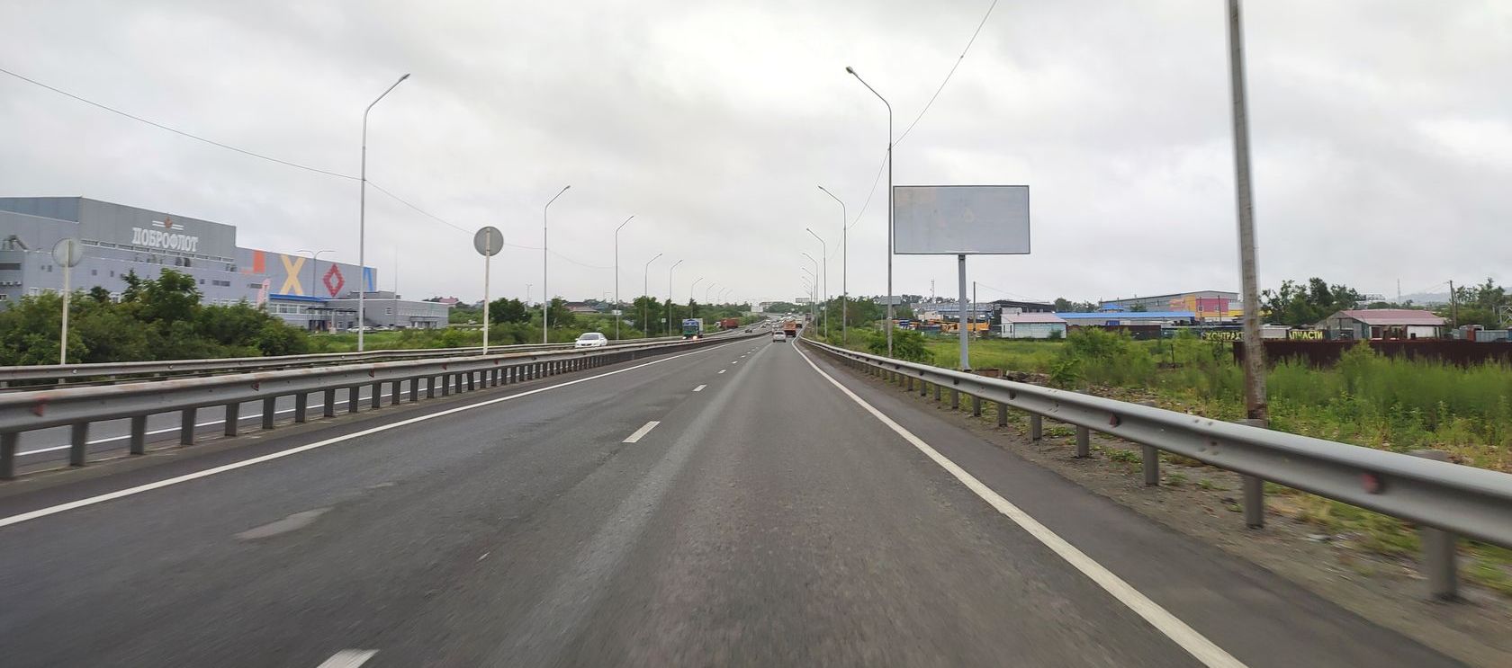 Фотография рекламного носителя, тип: Билборд 3x6, адрес: подъезд к аэропорту г. Вл-ка а/д, 6 370м, Владивосток, Приморский край, Россия. Сторона А №960425
