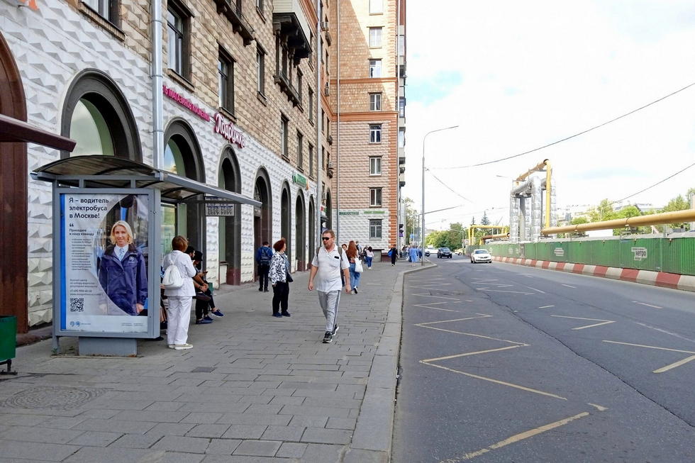 Фотография рекламного носителя, тип: Остановка 1.8x1.2, адрес: Дмитрия Ульянова ул., д.24/1, ост. метро "Академическая", поз.1, Москва, Россия. Сторона Б №996335