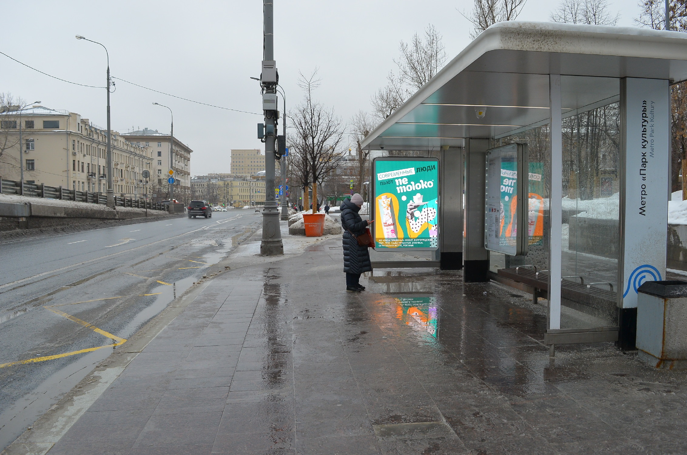 Фотография рекламного носителя, тип: Остановка 1.8x1.2, адрес: Комсомольский пр-т., Зубовский б-р., д.5, Москва, Россия. Сторона Ah1-Ah10 №1074939