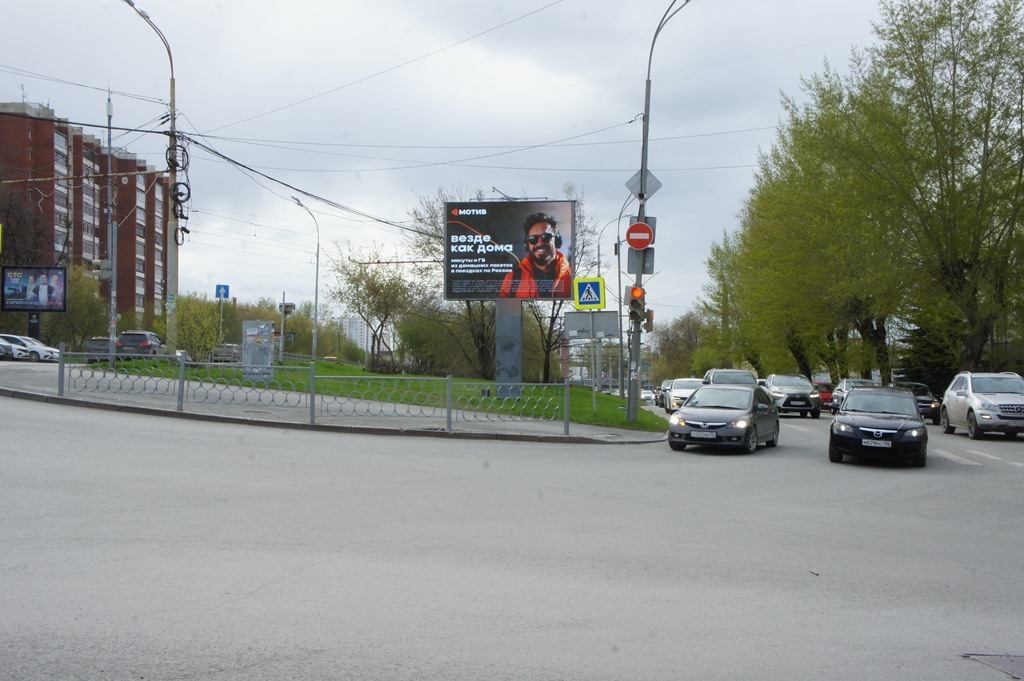 Фотография рекламного носителя, тип: Ситиборд 2.7x3.7, адрес: Долорес Ибаррури ул. Х Крылова ул., Екатеринбург, Свердловская область, Россия. Сторона Б1 №1001443