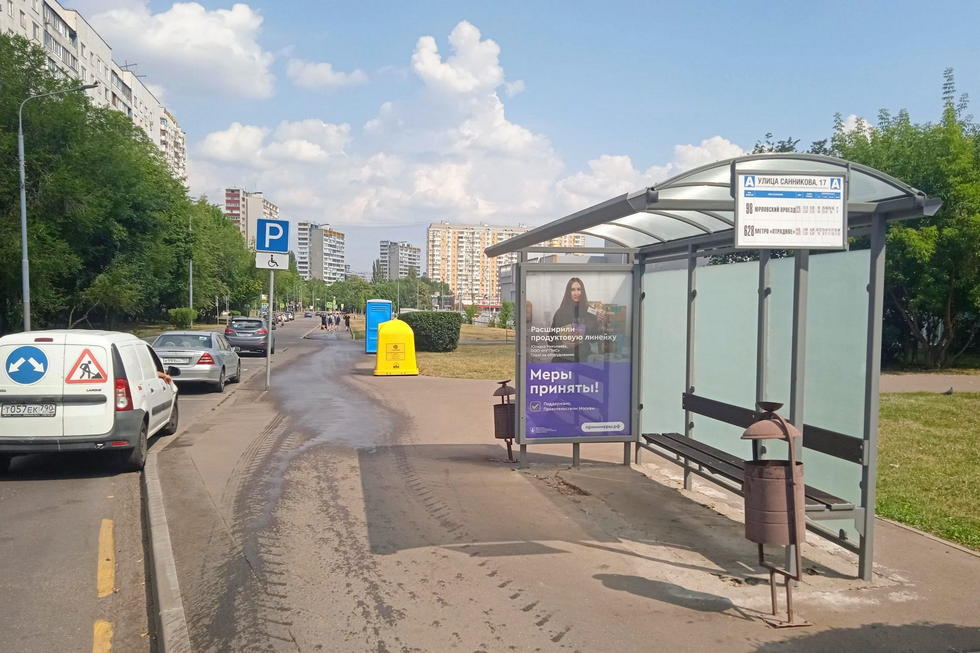 Фотография рекламного носителя, тип: Остановка 1.8x1.2, адрес: Санникова ул., д.17, Москва, Россия. Сторона А №308680