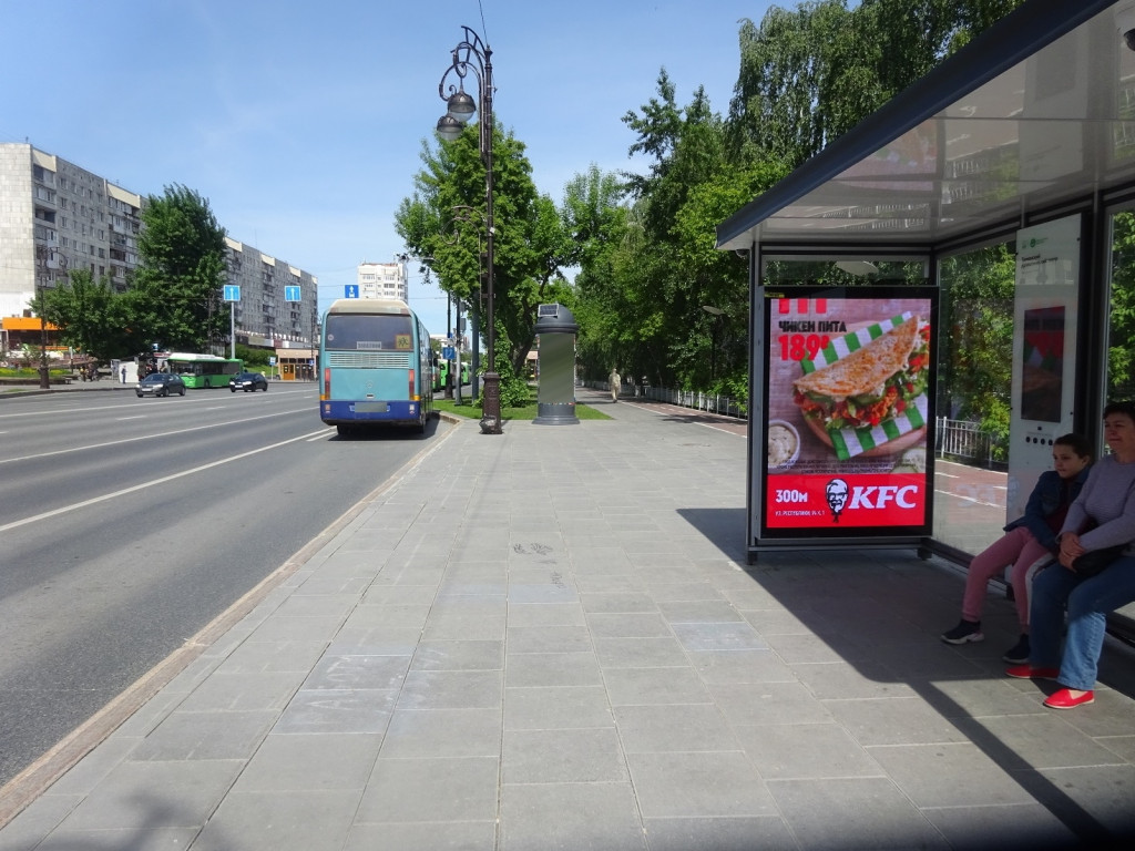 Фотография рекламного носителя, тип: Остановка 1.8x1.2, адрес: Республики ул., ост.«Площадь 400-летия Тюмени», Тюмень, Тюменская область, Россия. Сторона А30 №870250