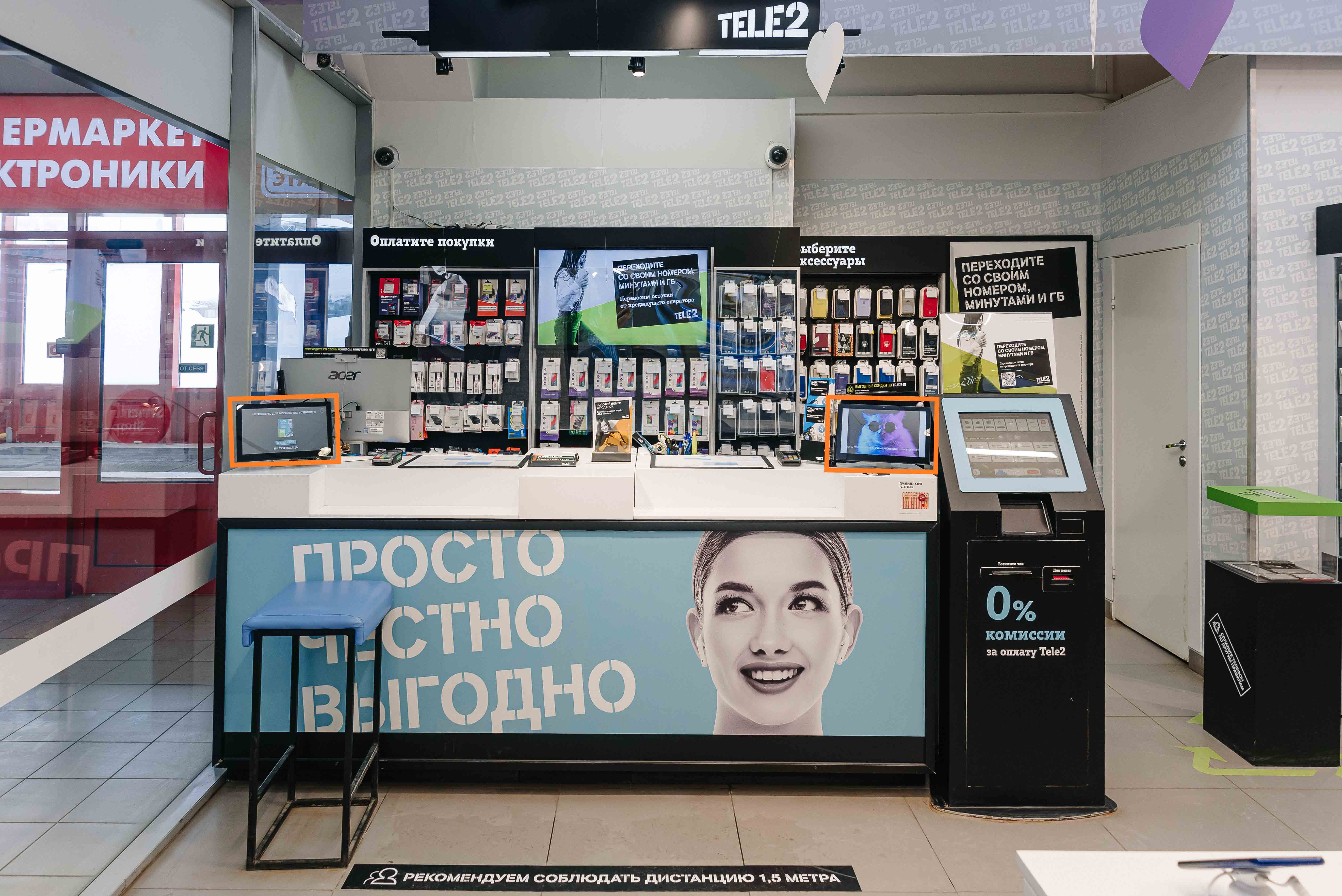 Фотография рекламного носителя, тип: Видеоэкран, адрес: Салон связи «Теле2», Бабушкина ул., д.73, Санкт-Петербург, Россия. Сторона/вариант A №1050080