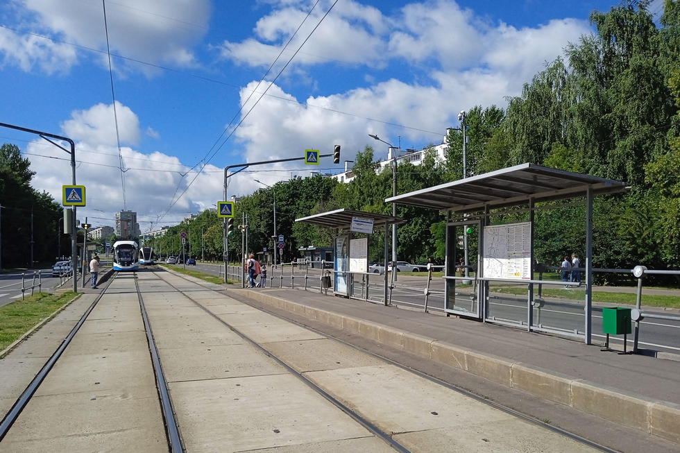 Фотография рекламного носителя, тип: Остановка 1.8x1.2, адрес: Чертановская ул., д.14, корп.1, ост. "Школьный парк", поз.1, Москва, Россия. Сторона А №1012623