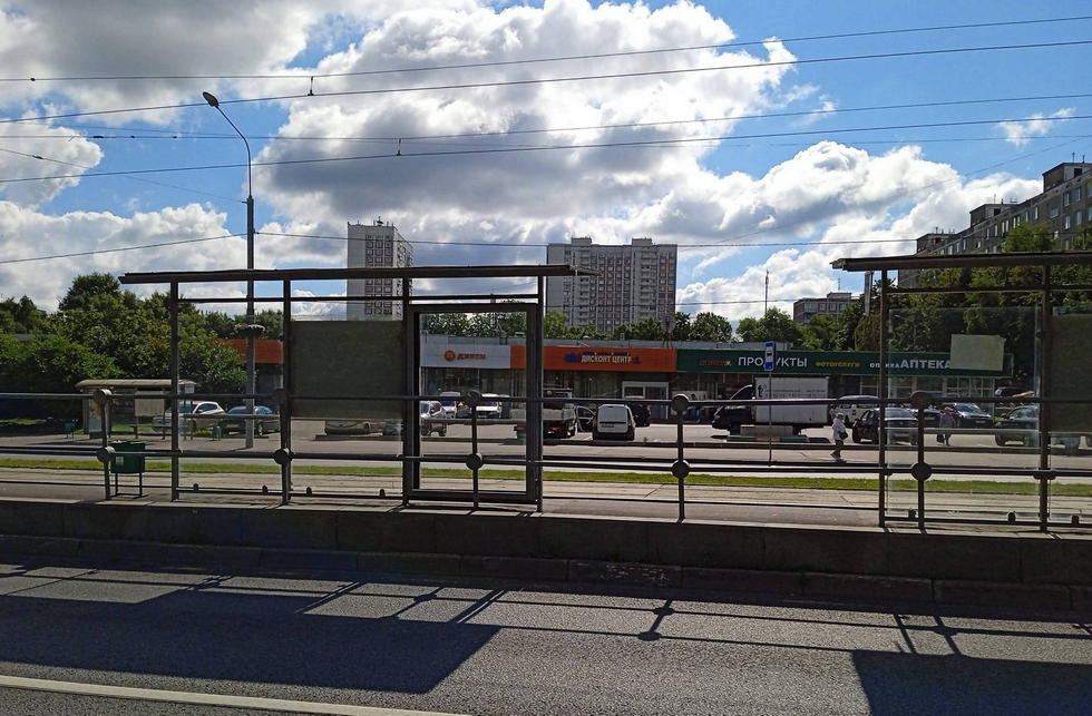 Фотография рекламного носителя, тип: Остановка 1.8x1.2, адрес: Чертановская ул., д.14, корп.1, ост. "Школьный парк", поз.1, Москва, Россия. Сторона Б №1012622