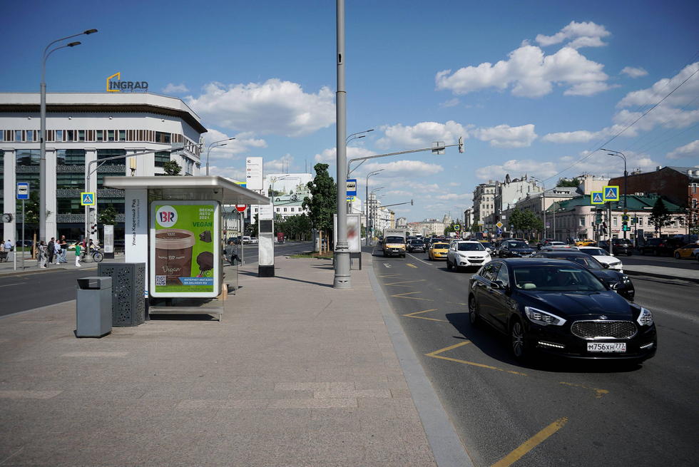 Фотография рекламного носителя, тип: Остановка 1.8x1.2, адрес: Садовая-Каретная ул., ост. Каретный Ряд ул., поз.1, Москва, Россия. Сторона Б1 №706817