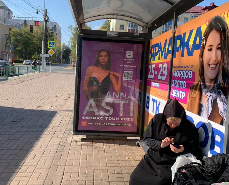 Фотография рекламного носителя, тип: Остановка 1.8x1.2, адрес: Полежаева ул., Центральный рынок, поз.2, Саранск, Республика Мордовия, Россия. Сторона А №329282