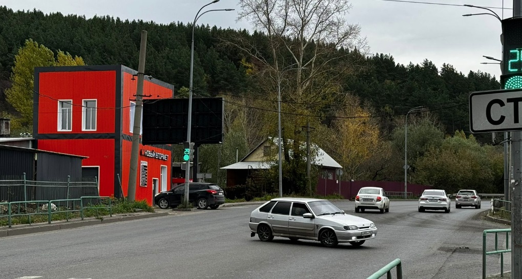 Фотография рекламного носителя, тип: Билборд 3x6, адрес: Волховская ул., д.129, Новокузнецк, Кемеровская область, Россия. Сторона Б №1323846