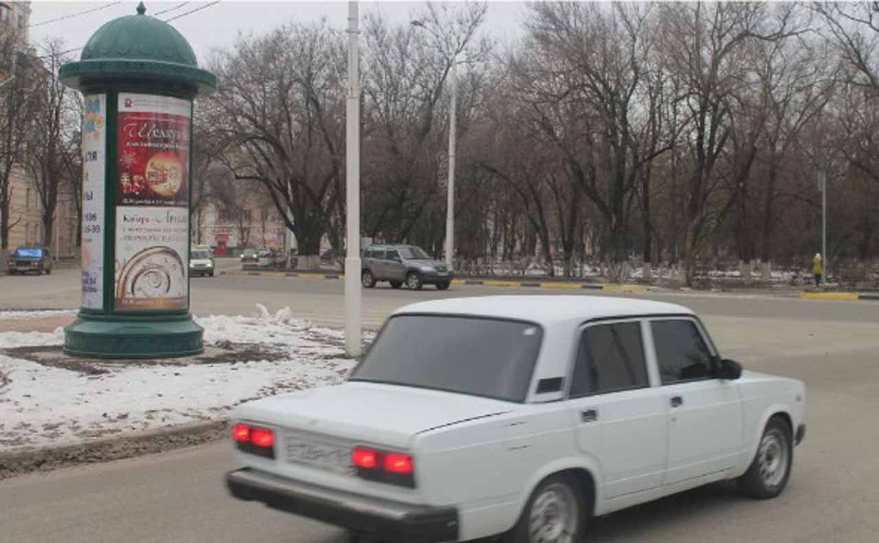 Фотография рекламного носителя, тип: Пиллар 3x1.4, адрес: Ермака пр-т., Троицкая пл., Новочеркасск, Ростовская область, Россия. Сторона Б №1093377