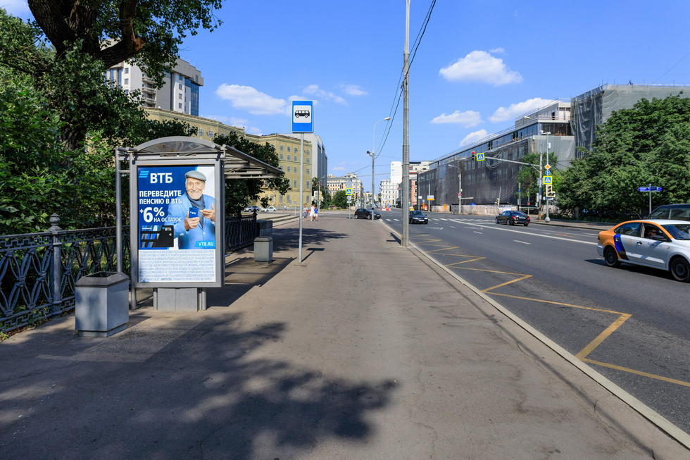 Фотография рекламного носителя, тип: Остановка 1.8x1.2, адрес: Пироговская Б. ул., д.5, Москва, Россия. Сторона Б №557052