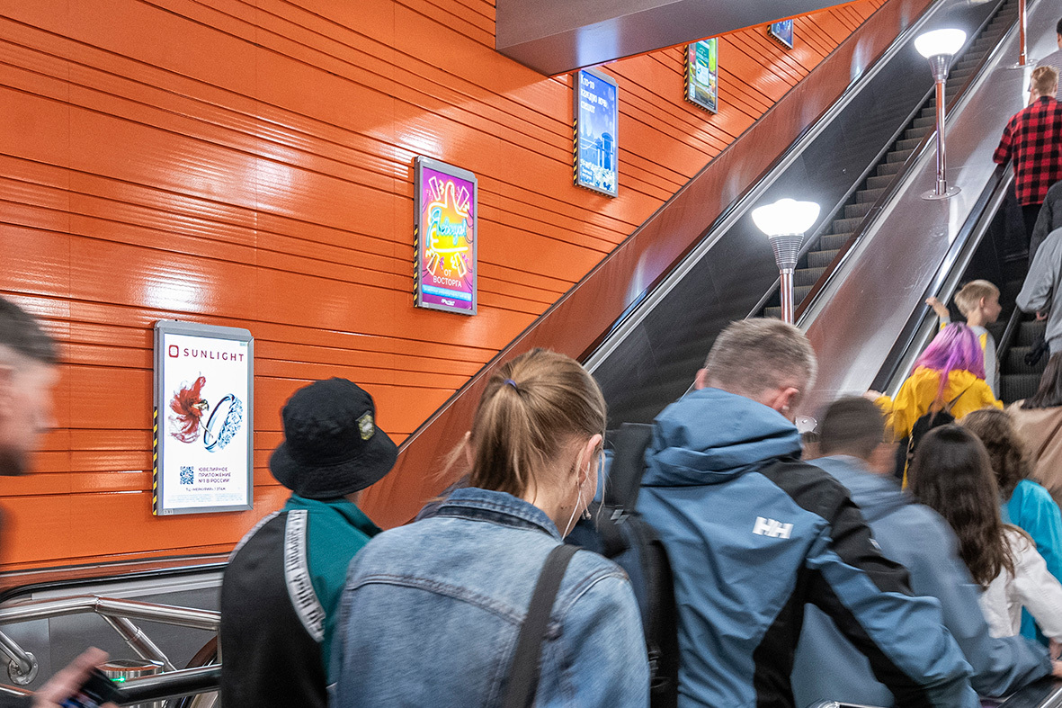 Фотография рекламного носителя, тип: Лайтбокс, адрес: Станция метро «Беговая», линия Невско-Василеостровская, Санкт-Петербург, Россия. Сторона/вариант А №1061833