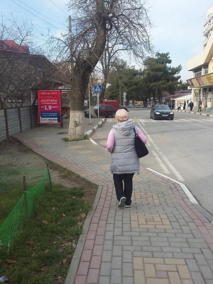 Фотография рекламного носителя, тип: Остановка 1.8x1.2, адрес: Островского ул. Х Маяковского ул., ТЦ Южный, Геленджик, Краснодарский край, Россия. Сторона Б №1020602