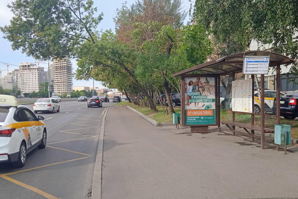 Фотография рекламного носителя, тип: Остановка 1.8x1.2, адрес: Дербеневская наб., ост. "Дербеневская наб., 7", Москва, Россия. Сторона А №926025