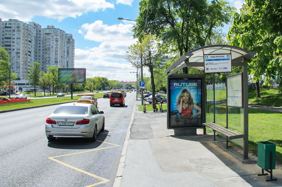 Фотография рекламного носителя, тип: Остановка 1.8x1.2, адрес: 60-летия Октября пр-т. Х Ферсмана ул., Москва, Россия. Сторона А №334963