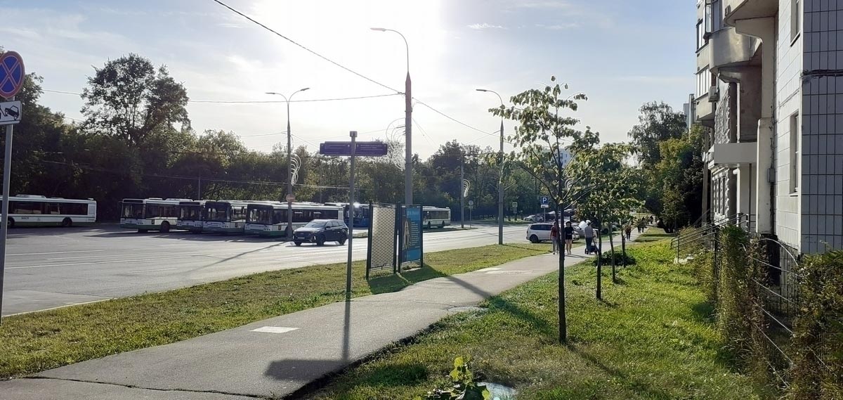 Фотография рекламного носителя, тип: Афиша 1.75x1.8, адрес: Юрловский проезд, угол Северного б-ра д.21, стенд 3, Москва, Россия. Сторона А2 №887619