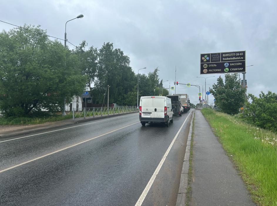 Фотография рекламного носителя, тип: Билборд 3x6, адрес: Пятницкое ш., 44 200м, Московская область, Россия. Сторона A №1045423