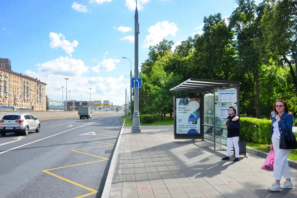 Фотография рекламного носителя, тип: Остановка 1.8x1.2, адрес: Мира пр-т/Бориса Галушкина ул. (в центр), Москва, Россия. Сторона А №335449