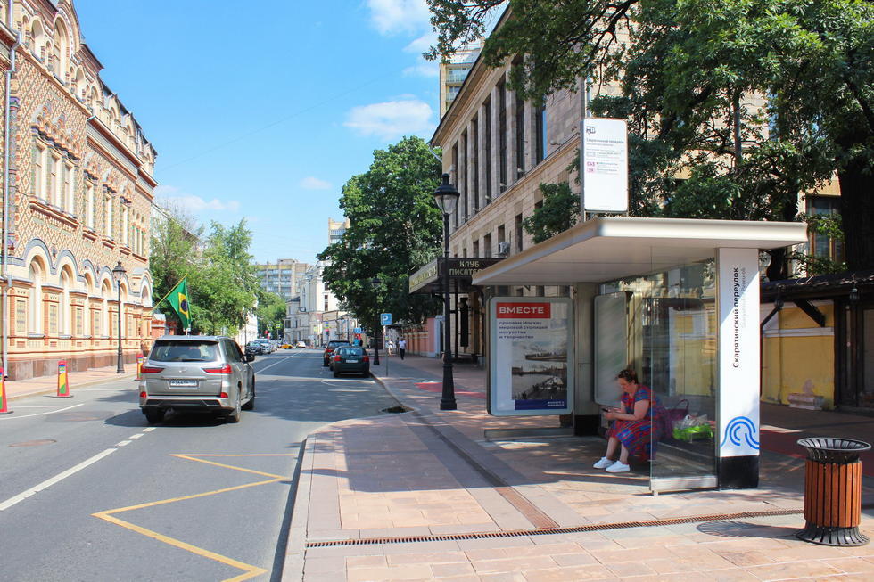 Фотография рекламного носителя, тип: Остановка 1.8x1.2, адрес: Никитская Б. ул., Москва, Россия. Сторона А №334357