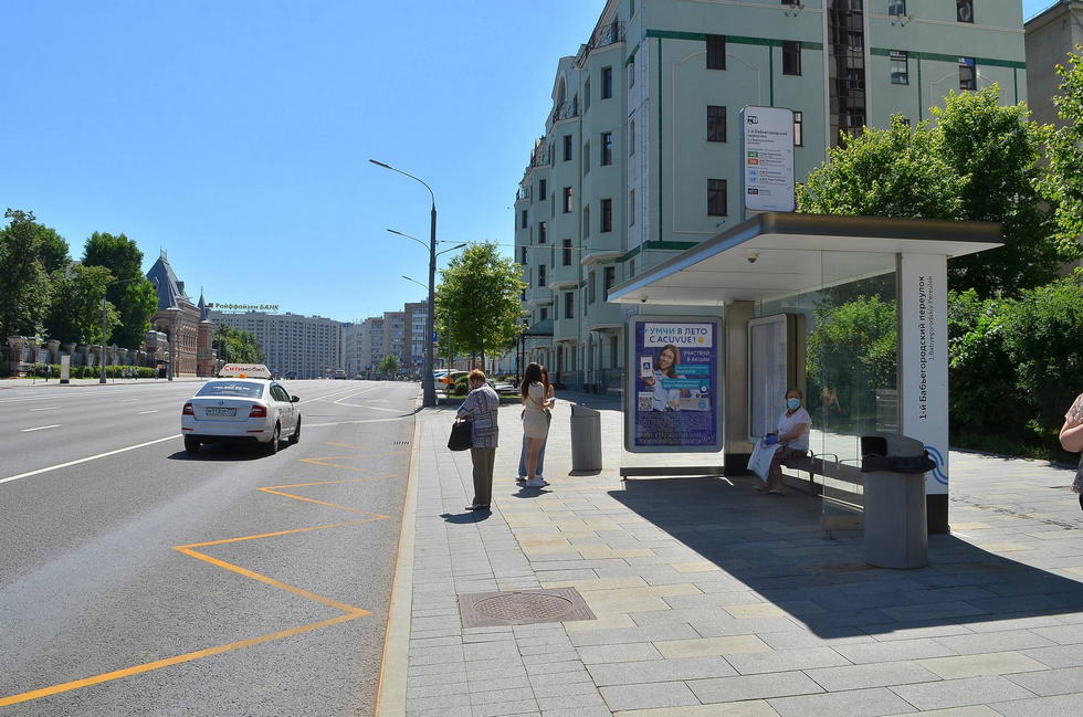 Фотография рекламного носителя, тип: Остановка 1.8x1.2, адрес: Якиманка Б. ул., д.32, Москва, Россия. Сторона А №557120